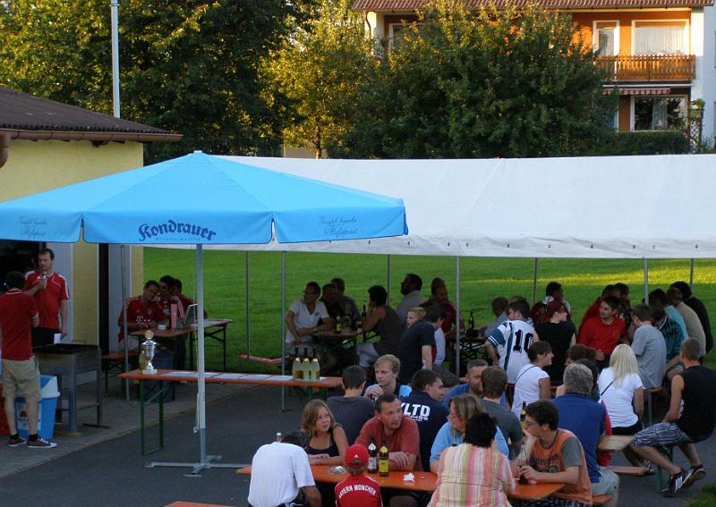 MM_2011_20.JPG - Die Spieler haben zur Siegerehrung Platz genommen.