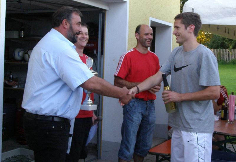 MM_2011_22.JPG - Roman Klos erhält aus der Hand von Bürgermeister Josef Beimler einen Sachpreis als bester Torschütze.
