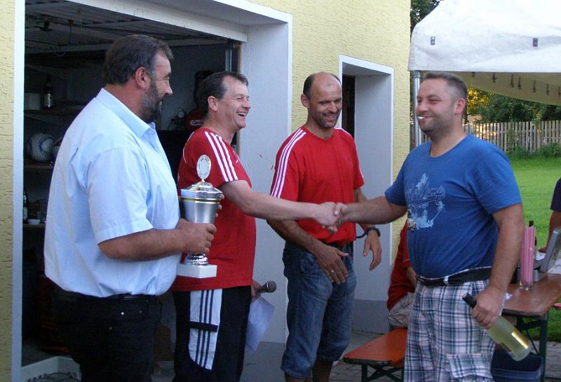 MM_2011_23.JPG - In Vertretung für Rene Albrecht nimmt Mario Pflaum (1.FC-Nürnberg-Fanclub) den Preis für den besten Torschützen (zusammen mit Roman Klos) entgegen.