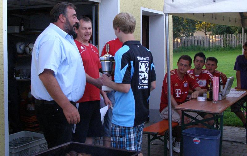 MM_2011_24.JPG - Florian Bäumler (FFW Waldthurn) hat (im 60er-Trikot!) den Siegerpokal erhalten.