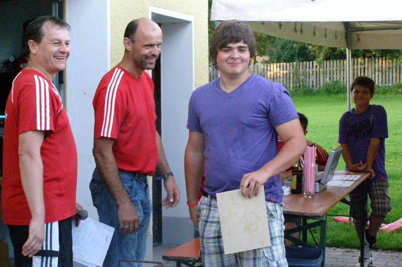 MM_2011_28.JPG - Max Stark behält auch beim 6. Platz für den Bayern Fanclub gute Laune.