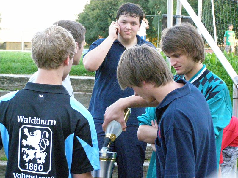 MM_2011_29.JPG - Die Sieger füllen den Pokal mit Sekt. Herzlichen Glückwunsch an die FFW Waldthurn!