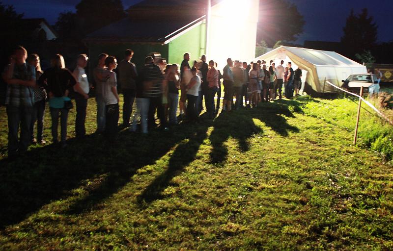 A_KLJB_01.JPG - Großer Andrang zur Sommerwiesn nach Einbruch der Dunkelheit.