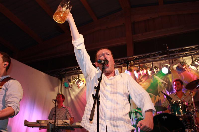 A_KLJB_09.JPG - Frontmann und Sänger Jörg (alias MC Schoos) war kaum zu bremsen.