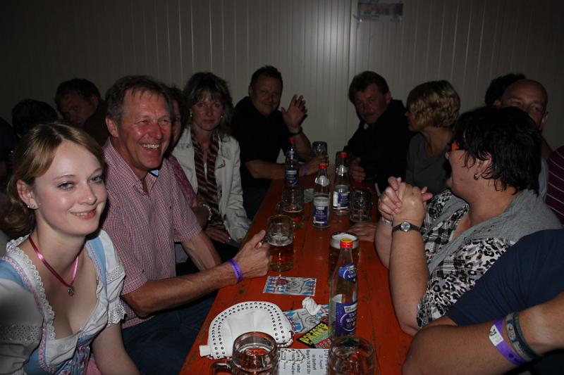 A_KLJB_11.JPG - Dicht besetzte Biertische mit lustigen Gästen.