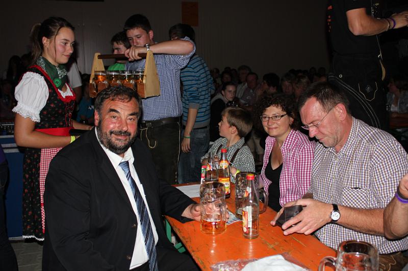 A_KLJB_18.JPG - Bürgermeister Josef Beimler hat nach dem Kräfte zehrenden Anzapfen eine Mass Bier verdient.