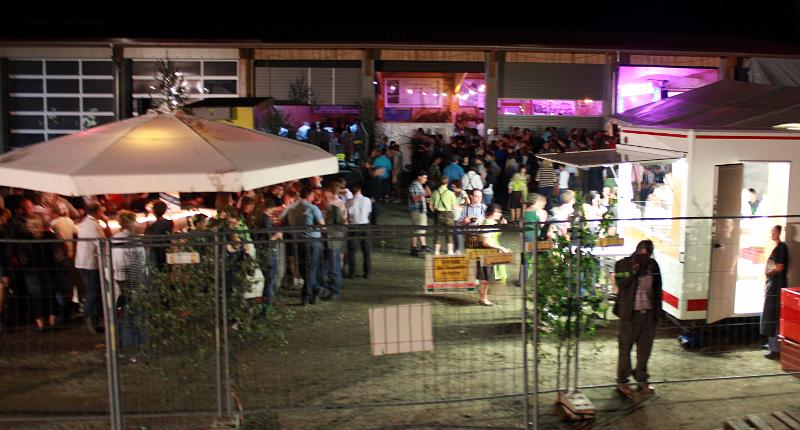A_KLJB_27.JPG - Das weitläufige Festgelände an der Weig-Halle lud bei lauen Temperaturen an der Pils-Theke und am Brotzeit-Stand zum Verweilen ein.