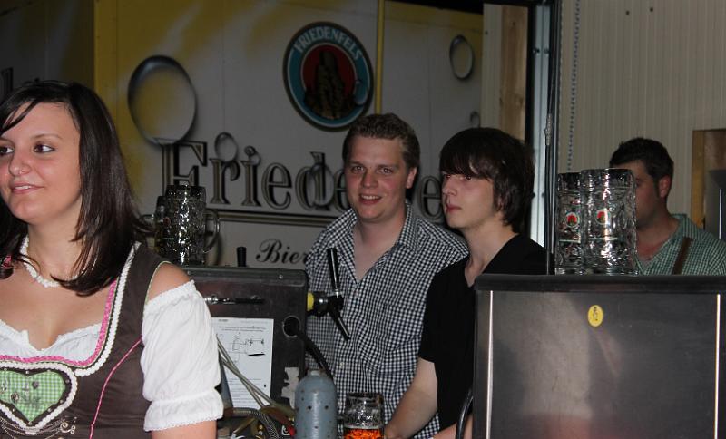 A_KLJB_30.JPG - Viel Arbeit an den Versorgungsstellen: hier am Ausschank.