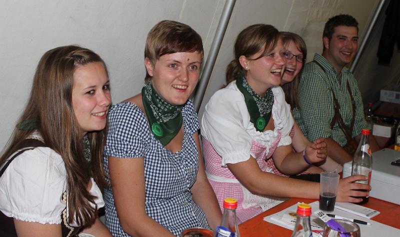 A_KLJB_33.JPG - Auch bei fortgeschrittener Zeit herrschte überall noch beste Stimmung, die Crew im Eingangszelt zeigt's.