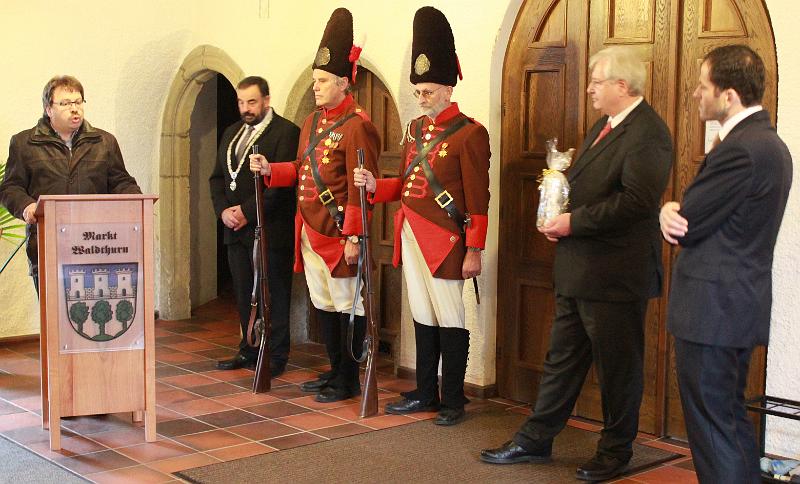 Botschafter_05.JPG - Flankiert von den Grenadieren der "Historisch Hochfürstlich Lobkowitzischen Grenadier Garde der Gefürsteten Grafschaft Sternstein" stellt Uli Völkl das Partnerschaftsprojekt zwischen Waldthurn und Hostoun vor.