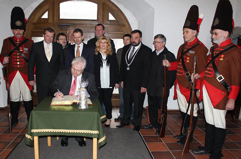 Botschafter_06.JPG - Einer der Höhepunkte des Besuchs: Eintrag in das Goldene Buch der Marktgemeinde.
