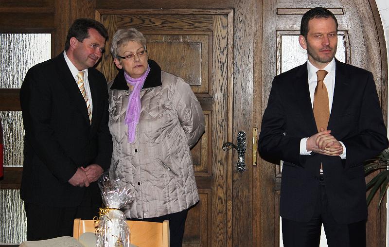 Botschafter_08.JPG - Bürgermeister Mirsolav Rauch bekommt die kurze Rede des Bundestagsabgeordneten Albert Rupprecht durch die Dolmetscherin Janka Gollwitzer simultan übersetzt.