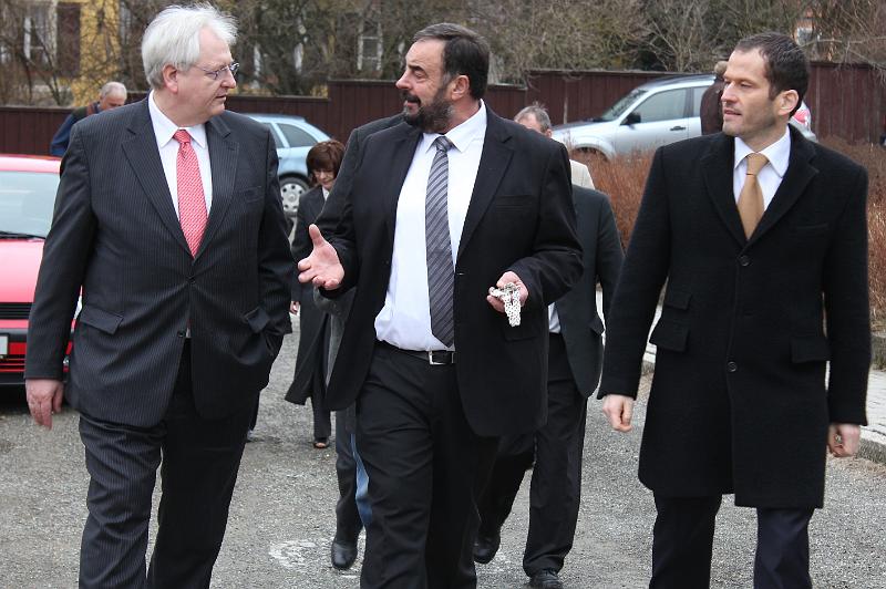 Botschafter_10.JPG - Botschafter Detlef Lingemann, Bürgermeister Josef Beimler und MdB Albert Rupprecht auf dem Weg zur Kindertagesstätte.