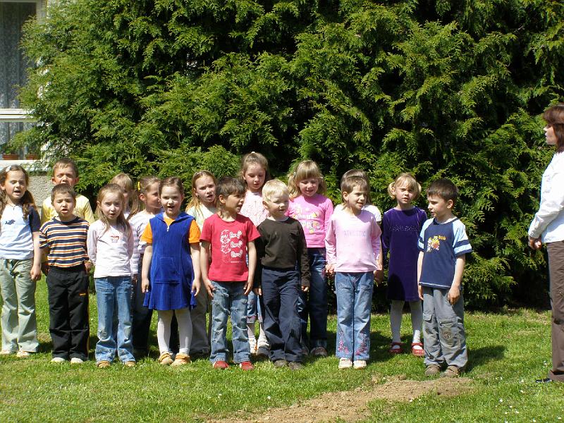 Hos_Kinder_chor.JPG - Der Chor des Kindergartens Hostau begeistert mit einem schönen Lied.