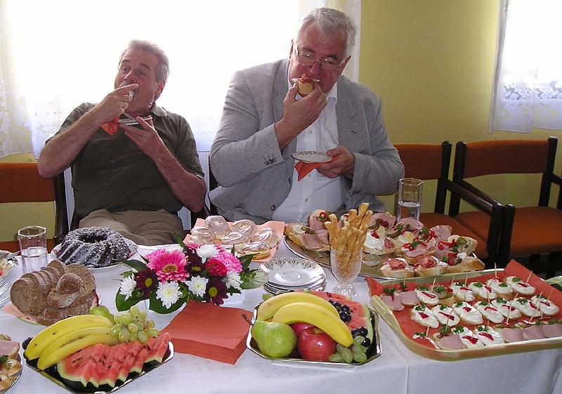 Hos_Rath_Hunger.JPG - Viele Reden, viele Gäste, viel Sonne - da bekommt man einfach Hunger. Fazit: der Tag war wunderbar!