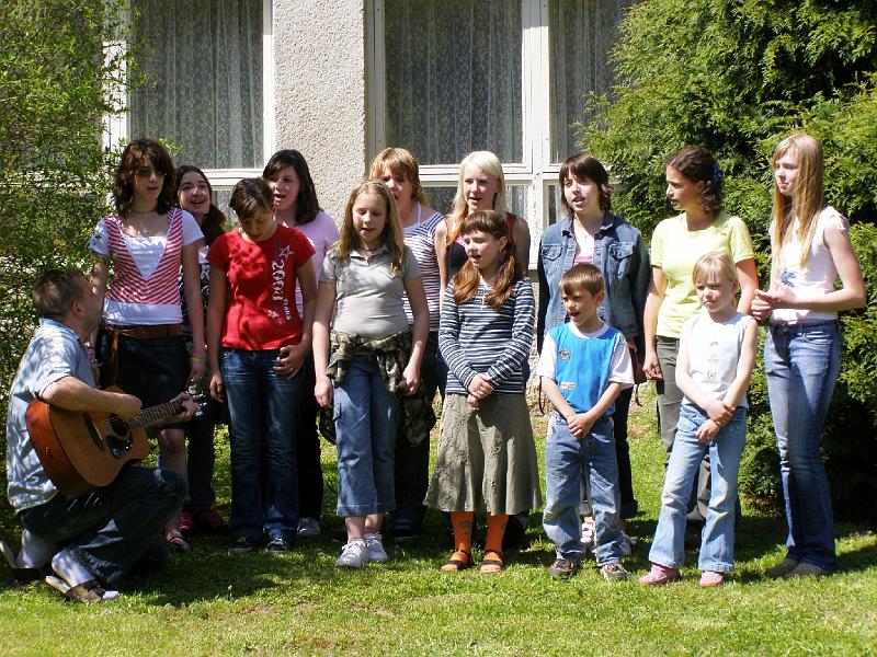Hos_Schulchor.JPG - Der Chor der Hostauer Schule in Begleitung des Lehrers (mit Gitarre).