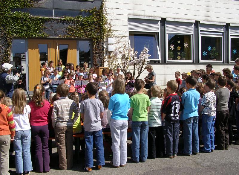 Wald_Floete.JPG - Mit einem Stück der Flötengruppe beginnt der festliche Auftakt zur Dorferneuerung.
