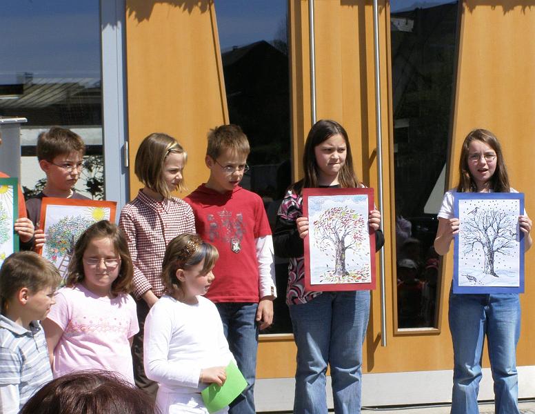 Wald_Kinder_Bilder.JPG - Sie machten toll mit, die Kinder der Grundschule Waldthurn.