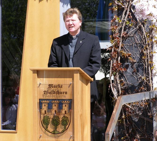 Wald_Pfarrer.JPG - Pfarrer Marek Baron beim gemeinsamen Gebet.
