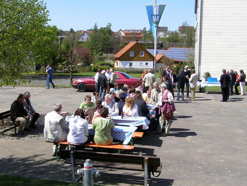 Wald_Sitzen.JPG - Mit einem kleinen Imbiss geht die Aktion in Waldthurn zu Ende, anschließend wird nach Hostau gefahren...