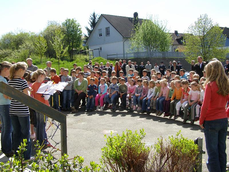 Wald_Sitzen_Reihe.JPG - Schöner Rahmen für die gelungene Feier: die Kinder der Kindertagesstätte und der Grundschule.