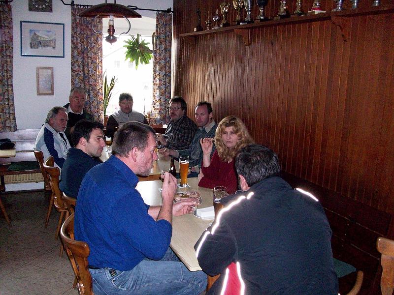Abschluss.JPG - Abschlussbesprechung in Spielberg bei einer kleinen Brotzeit.