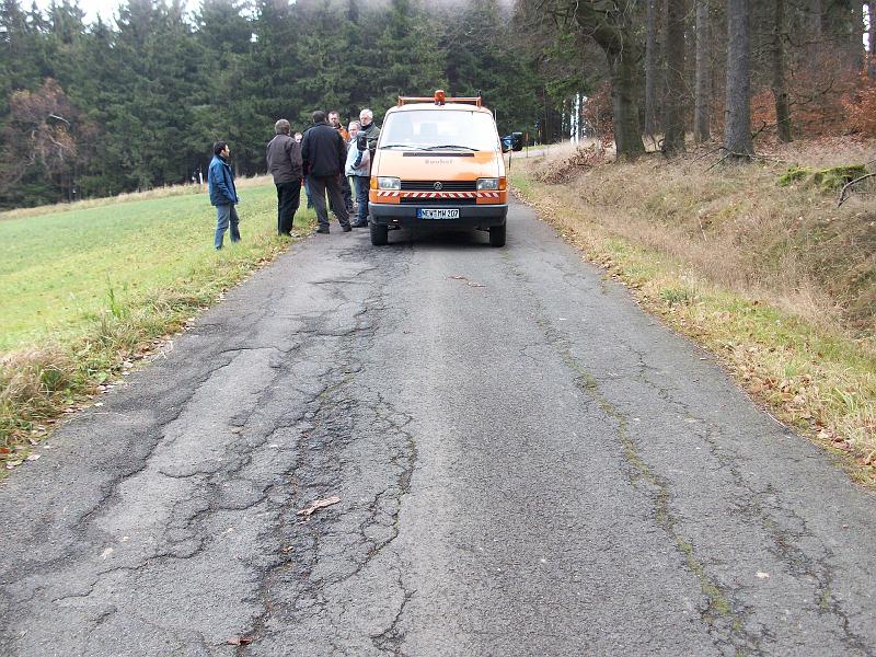 Fahrenberg_Strasse_rep.JPG - Verbindungsstraße am Fahrenberg im schlechten Zustand.