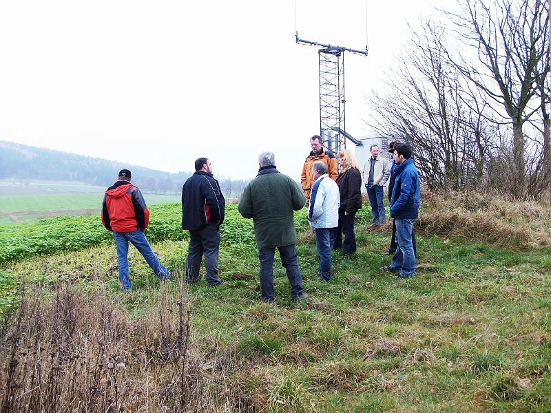 Hirmesbuehl.JPG - Funkanlagen am Hirmesbühl und dahinter liegende Gemeindeflächen.