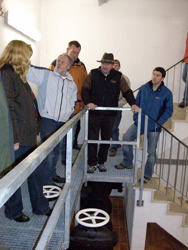 Hoch_St_Wart.JPG - Wasserwart Hugo Götz erlärt die Anlage der Steinwaldgruppe.