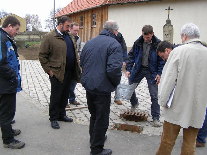 Abnahme_Deckel.JPG - Die Kanalschächte werden genau überprüft: "Keine Mängel!"