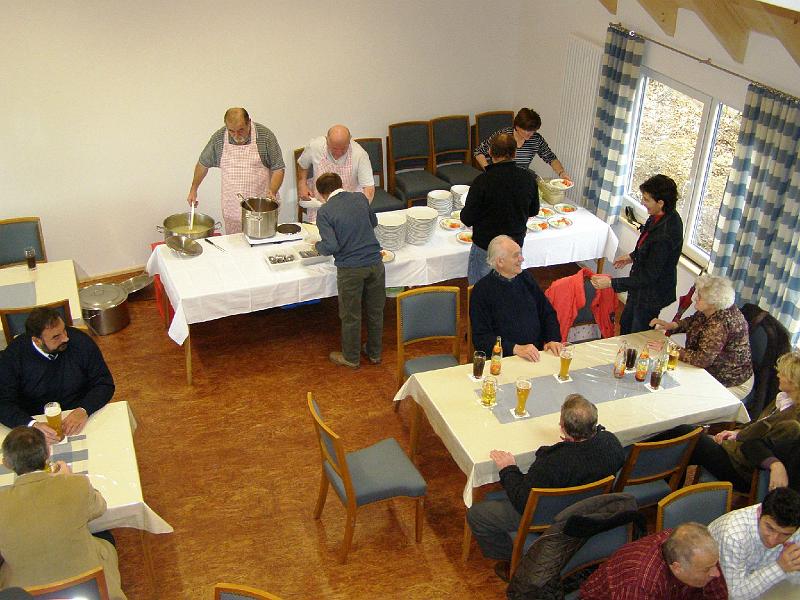 Einw_Essen.JPG - Deftige Spezialitäten hat Metzgermeister Konrad Bergler aus Waldthurn mitgebracht.