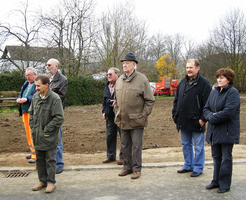 Einw_Nachbarn.JPG - Die baugeplagten Anlieger der Dorfstrasse verfolgen gespannt die Feierlichkeiten.
