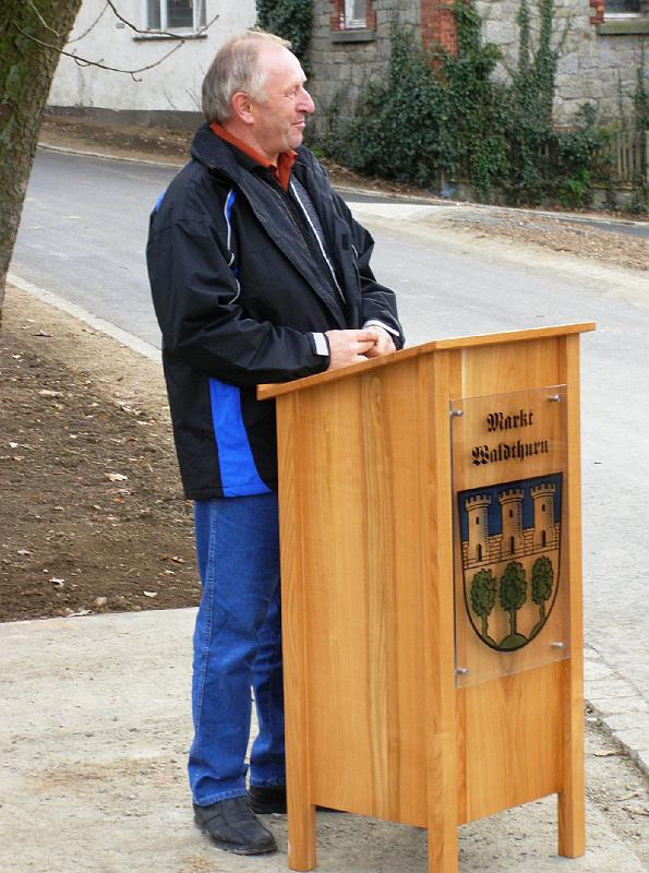 Einw_Seebau.JPG - Bauunternehmer Helmut Seebauer aus Schwarzhofen hat mit seinem Team die Straße in Rekordbauzeit fertig gestellt.