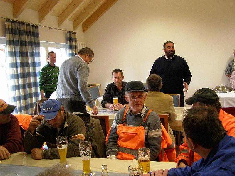 Einw_Treff.JPG - Bürgermeister Josef Beimler hat die Gäste zum gemeinsamen MIttagessen in den neuen Dorftreff gebeten.