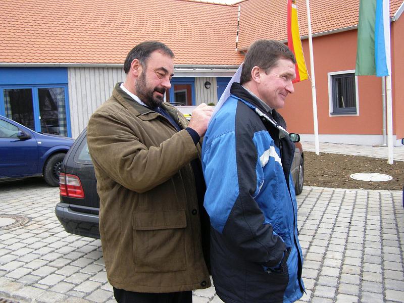 Ruidisch_Ruecken.JPG - Der Rücken von Erwin Ruidisch vom Amt für Ländliche Entwicklung hält viel aus, sogar einen Waldthurner Bürgermeister.