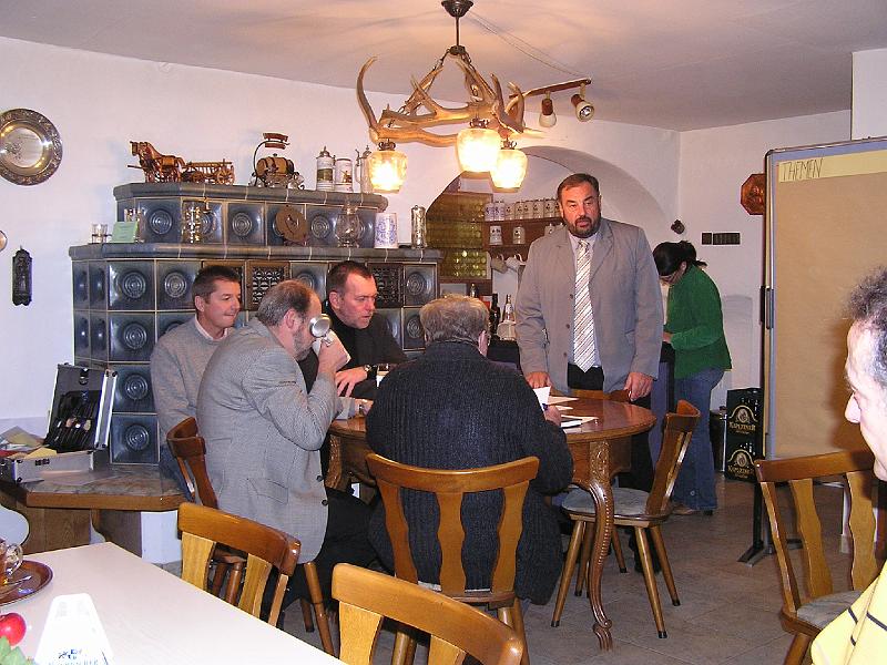 dorfneu_konst_sitz_231008_004.jpg - Bürgermeister Josef Beimler begrüßt im Gasthaus Kühnhauser die Mitglieder des Lenkungsausschusses.