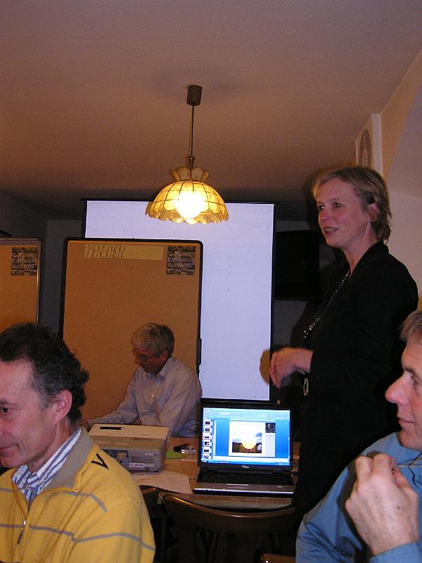 dorfneu_konst_sitz_231008_006.jpg - Die Architektin Gudrun Donaubauer führt ins Thema multimedial ein.