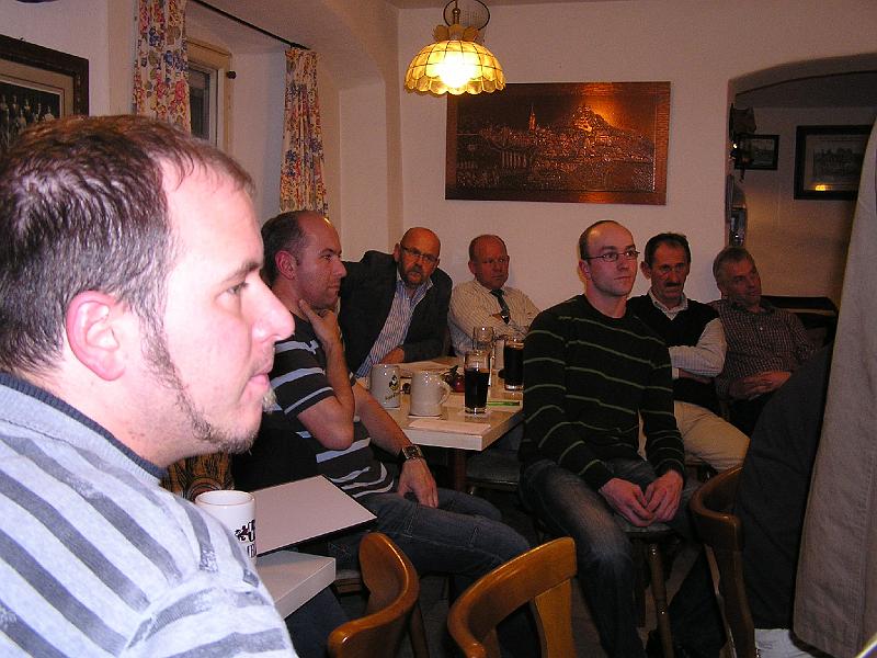 dorfneu_konst_sitz_231008_007.jpg - Aufmerksame und aktive Zuhörer beim Kühnhauser.