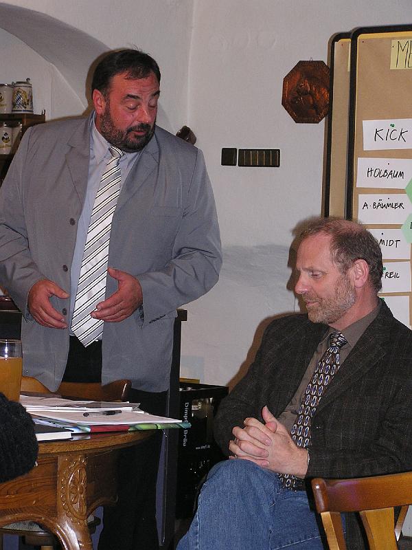 dorfneu_konst_sitz_231008_009.jpg - Baudirketor Willibald Perzl hat nicht nur etwas zu sagen, er ist auch ein guter Zuhörer.