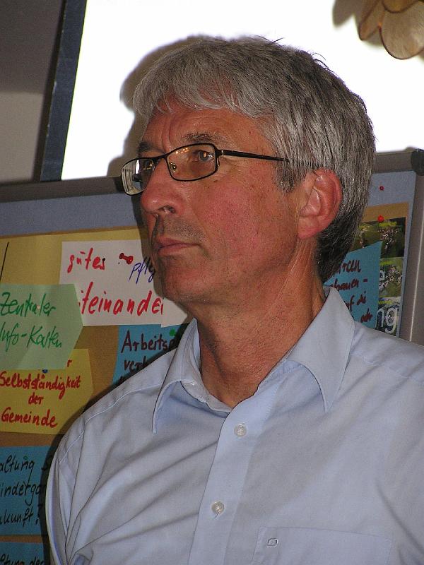 dorfneu_konst_sitz_231008_013.jpg - Landschaftsarchitekt Helmut Wartner sieht gute Möglichkeiten zu einer erfolgreichen Dorferneuerung in Waldthurn.