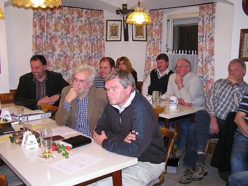 dorfneu_konst_sitz_231008_014.jpg - Vertreter der verschiedensten Gremien hören aufmerksam zu, im Vordergurnd (Bildmitte) Ludwig Spiller vom Amt für Ländliche Entwicklung.