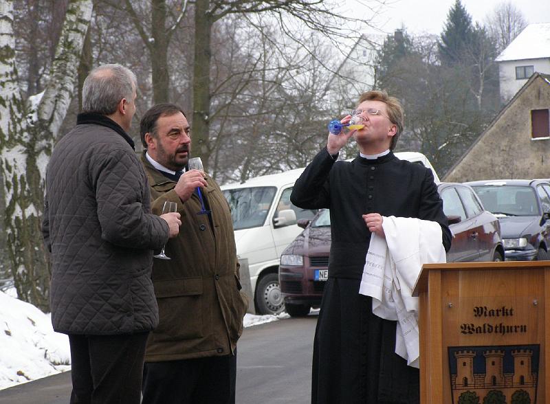 Prosit.JPG - Nach der feierlichen Segnung wurde auf das gelungene Projekt angestoßen.