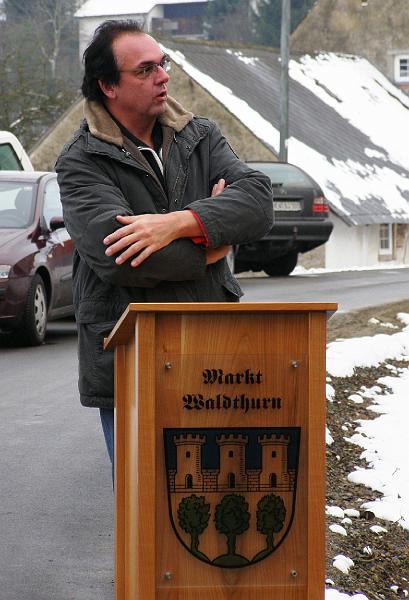 Stephan.JPG - Stephan Konradt bedankt sich als Vertreter der Anlieger am Luhmühlweg für die schnelle Realisierung der Baumaßnahme.