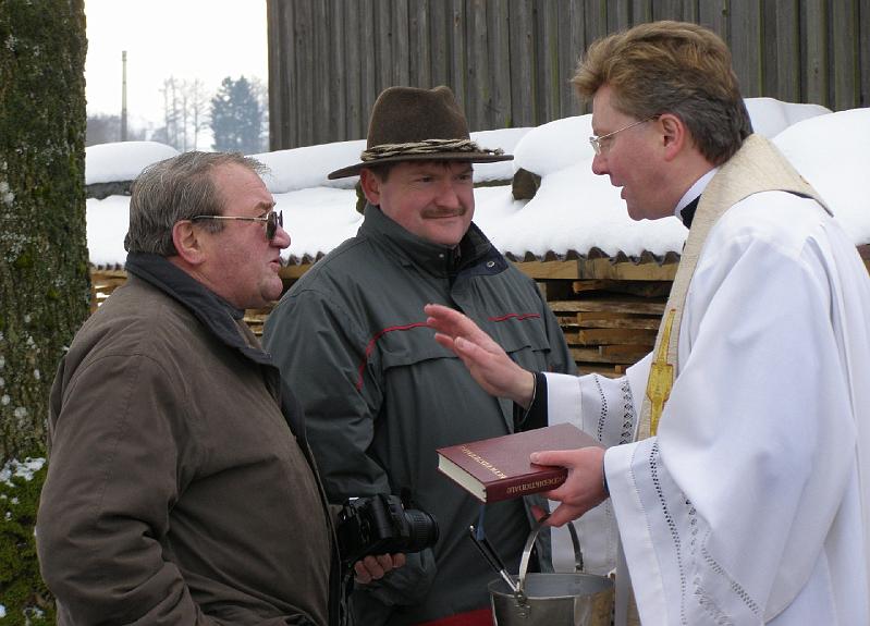 Trio.JPG - Intensive Gespräche am Rande der Feierlichkeiten: der Waldthurner Mediengestalter Johann Bäumler (links), zweiter Bürgermeister Hans-Peter Reil und Pfarrer Marek Baron.