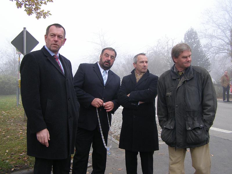 C_DLE_Bgm_Hub.JPG - Sammeln vor dem Kirchenzug (von links): Dorfratsvorsitzender Hubert Stahl, Bürgermeister Josef Beimler, Ltd. Baudirektor Thomas Gollwitzer und Ludwig Spiller vom Amt für Ländliche Entwicklung.