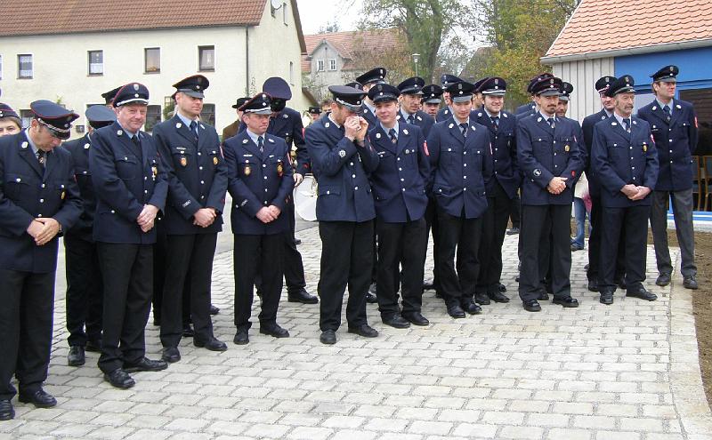 C_FFW_Runde.JPG - Füße treten vertreibt die Kälte: die vier Waldthurner Feuerwehren haben Aufstellung genommen.