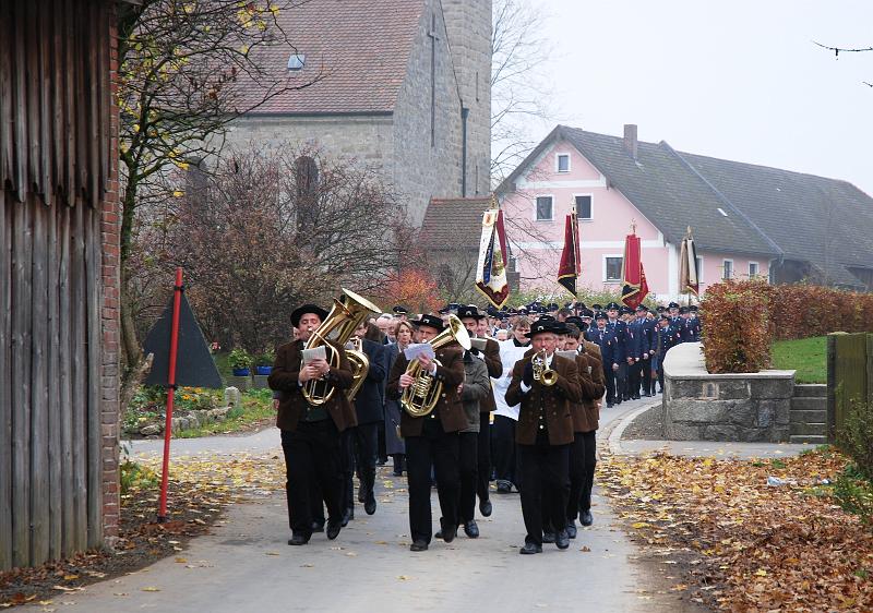 C_Festzug.JPG - Die Trachtenkapelle Waldthurn führt den Festzug an.