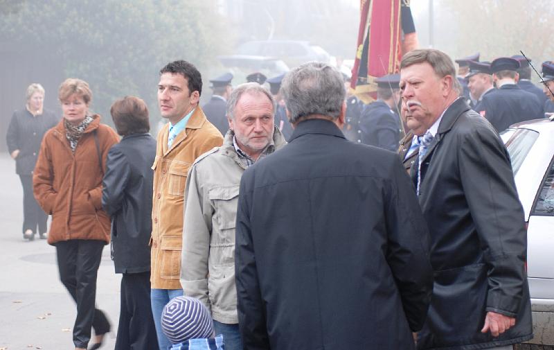 C_Gaeste_aufstellen.JPG - Kalt-nebliges Wetter am Morgen beim Aufstellen zum Kirchenzug.