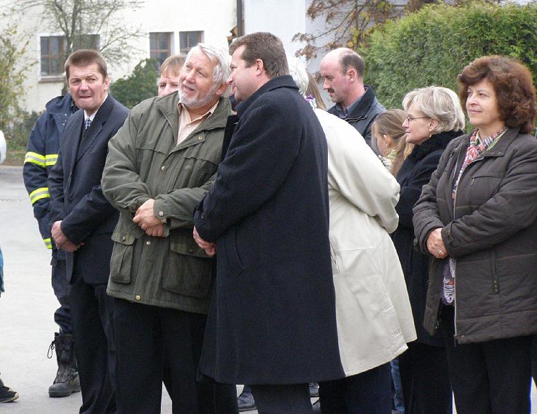 C_Hostaurunde.JPG - Janka Gollwitzer (im Bild durch Bürgermeister Miroslav Rauch verdeckt) übersetzt die Ansprachen ins Tschechische.