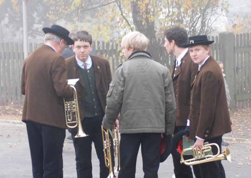 C_Jungmusiker.JPG - Josef Pflaum (links) gibt letzte Anweisungen an die Jungmusiker der Trachtenkapelle Waldthurn.